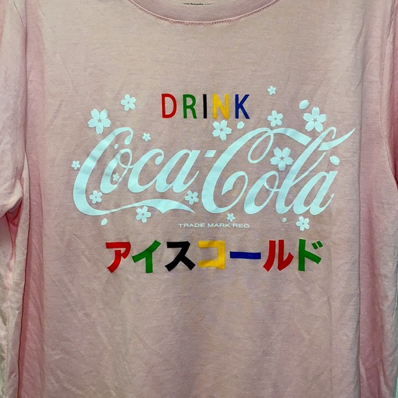 Classic Kawaii Coca-Cola graphic Tee - Picture 3 of 5